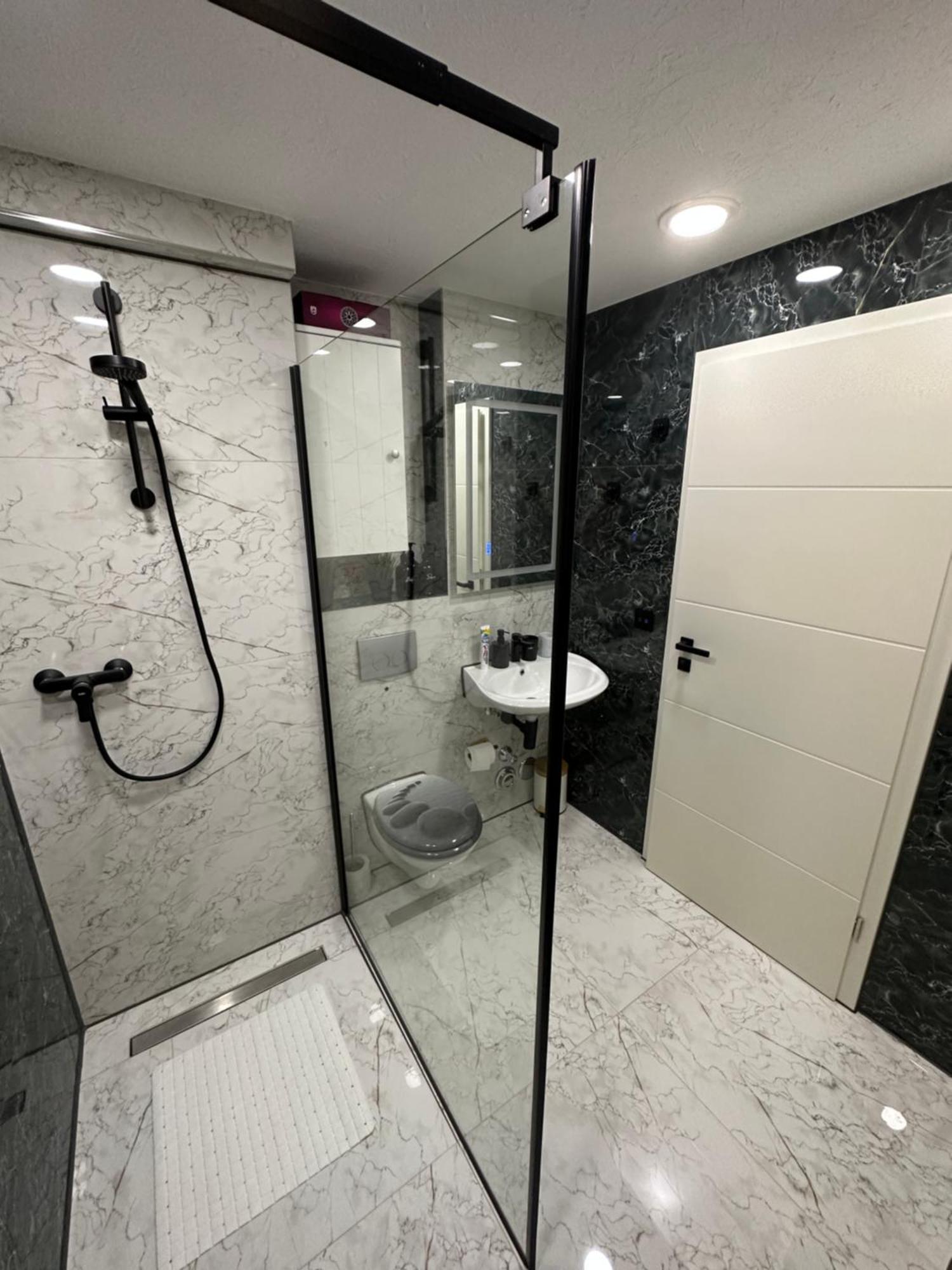 נויבורג אן דר דונאו Modern Apartments Neuburg P - Top - 2 Zimmer, Komfort, Balkon, Wi-Fi, Smart Tv, Grosse Dusche, Kueche מראה חיצוני תמונה